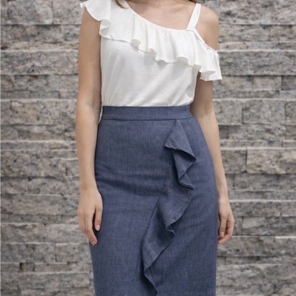 RW&CO. Blue‎ Pencil Skirt with Ruffle, size 2, very flattering and feminine